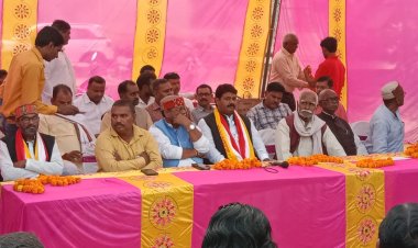 बड़े - ही धूमधाम से सम्पन्न हुआ नरियावां स्थित विश्वकर्मा मंदिर का पूजनोत्सव व सम्मेलन के दौरान दिया गया गुरुमंत्र दीक्षा का कार्यक्रम।