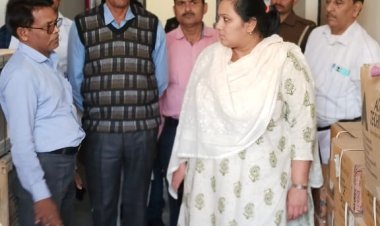 जिलाधिकारी द्वारा अंकारीपुर, दूबेपुर स्थित ई0वी0एम0/वी0वी0 पैट वेयर हाउस (स्ट्रांग रूम) का किया गया वाह्य निरीक्षण।