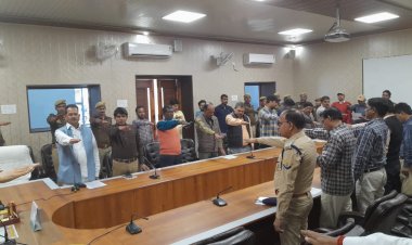 जिलाधिकारी द्वारा संविधान दिवस के अवसर पर प्रशासनिक अधिकारियों व कर्मचारियों को दिलायी गयी ‘प्रस्तावना‘ की शपथ।
