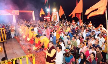 लोकतंत्रता सेनानी और विकास नगर के रहवासियों ने कि शनिवार को महाआरती