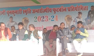 खुटार फुटबॉल प्रतियोगिता का आज तीसरा दिन