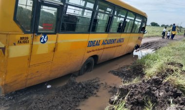देवास मे सड़के है या दलदल जहां रोज स्कूली बसें ऐसे फंस जाती है