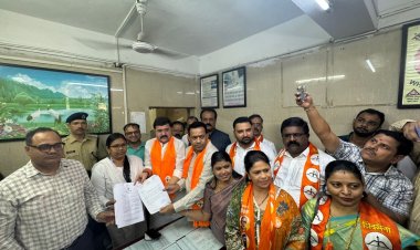 लोकल ट्रेन यात्रियों की समस्या को लेकर शिवसेना ने डीआरएम को सौंपा ज्ञापन
