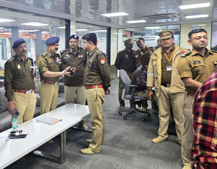 महाकुंभ मेला सुरक्षा के मद्दे नजर पुलिस कमिश्नर एवम् मंडलायुक्त के द्वारा श्रद्धालुओं के लिए सुगम आवागमन हेतु प्रमुख मार्गों, चौराहों तथा मेला क्षेत्र में आवश्यक दिशा निर्देश  दिए गए