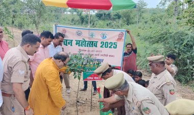 विधायक सुलतानपुर द्वारा वृक्षारोपण महा अभियान-2025 के अन्तर्गत वन महोत्सव सप्ताह (01 से 07 जुलाई 2025) का पौध रोपण कर किया गया शुभारम्भ।