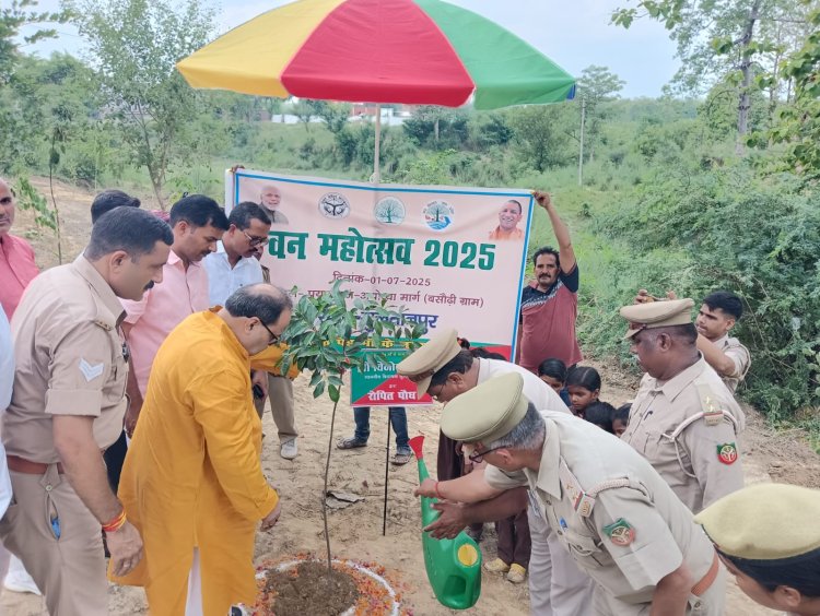 विधायक सुलतानपुर द्वारा वृक्षारोपण महा अभियान-2025 के अन्तर्गत वन महोत्सव सप्ताह (01 से 07 जुलाई 2025) का पौध रोपण कर किया गया शुभारम्भ।