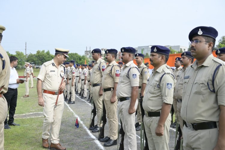 पुलिस उप महानिरीक्षक राजेश सिंह चंदेल द्वारा किया गया पुलिस लाईन का वार्षिक