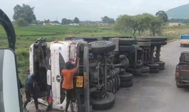कोयले से भरा ट्रक पलटा, कोई हताहत नहीं