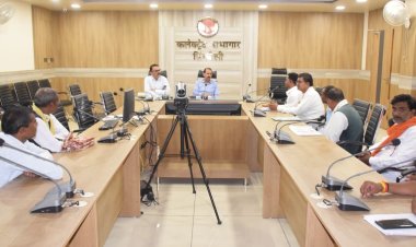 बंधा के विस्थापितो के साथ कलेक्टर ने किया संवाद