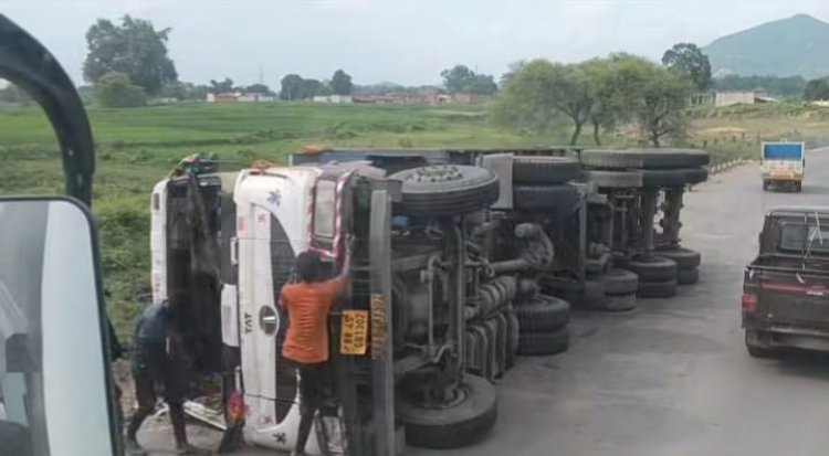 कोयले से भरा ट्रक पलटा, कोई हताहत नहीं