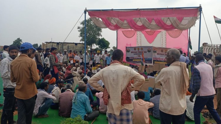 कोरावल विकास मंच द्वारा क्षेत्रीय समस्याओं को लेकर किया गया धरना प्रदर्शन