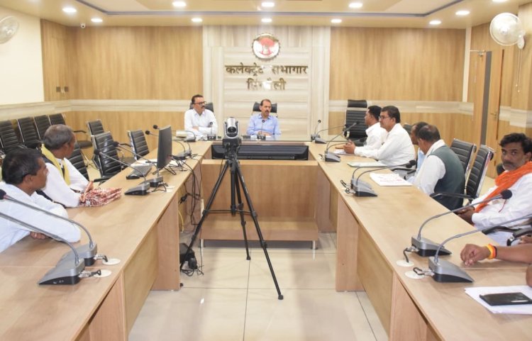 बंधा के विस्थापितो के साथ कलेक्टर ने किया संवाद