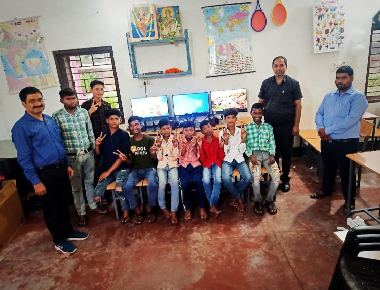 कलेक्टर ने दिव्यांग बच्चों के छात्रावास में कौशल विकास हेतु उपलब्ध कराया कंप्यूटर सिस्टम