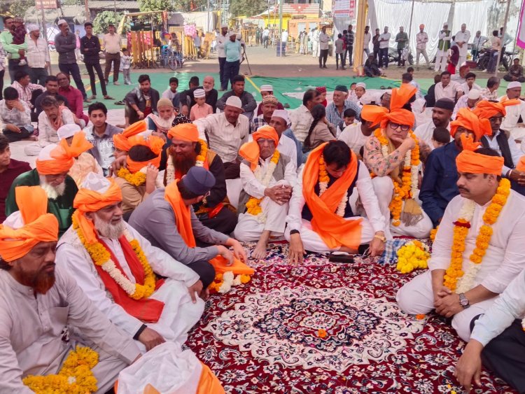 बाबा कमाल रे. अ.धार के आस्ताने मुबारक़ पर चादर पेश कर किया उर्स का आगाज़