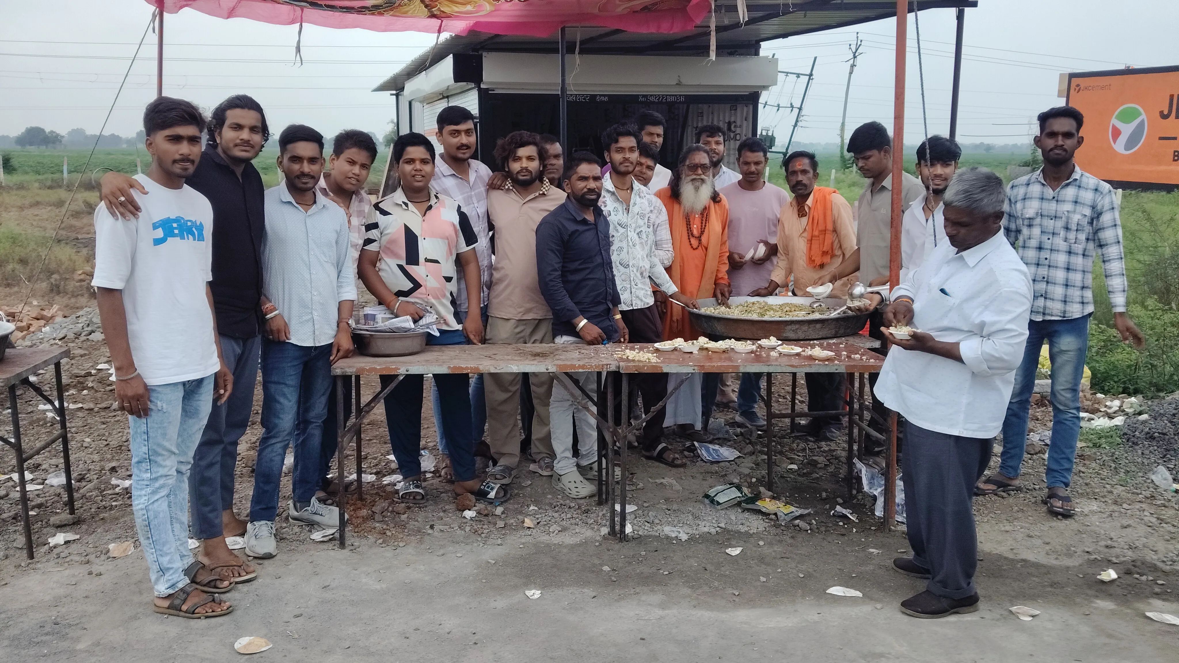 ग्राम वासियों ने किया साबूदाने की खिचड़ी का वितरण