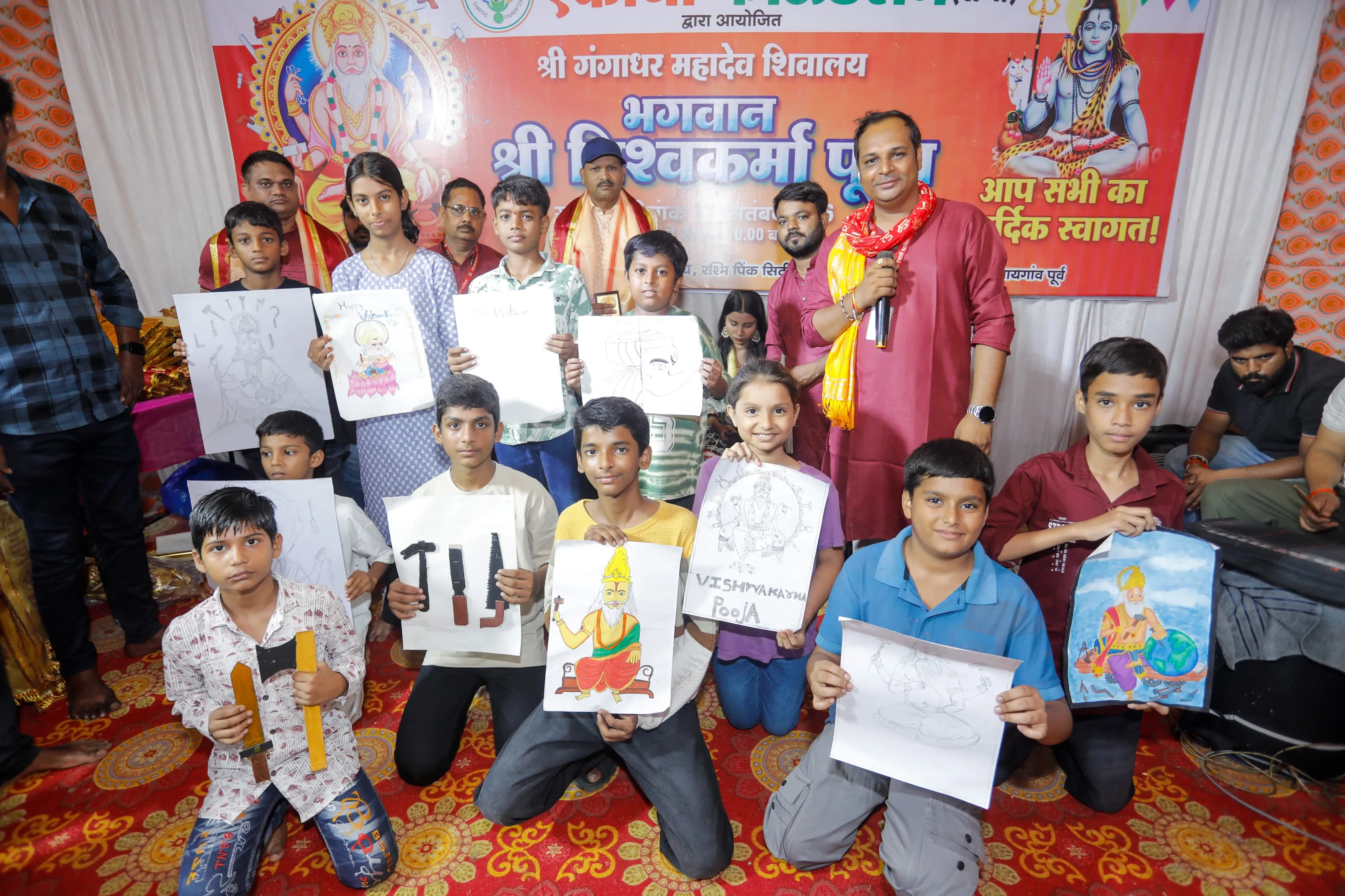एकार्थी फाउंडेशन के आयोजन में पूजा-अर्चना, भजन-कीर्तन, स्वास्थ्य जांच शिविर, सांस्कृतिक प्रस्तुतियां और भंडारा; बच्चों को प्रमाणपत्र व उपहार देकर किया गया प्रोत्साहित