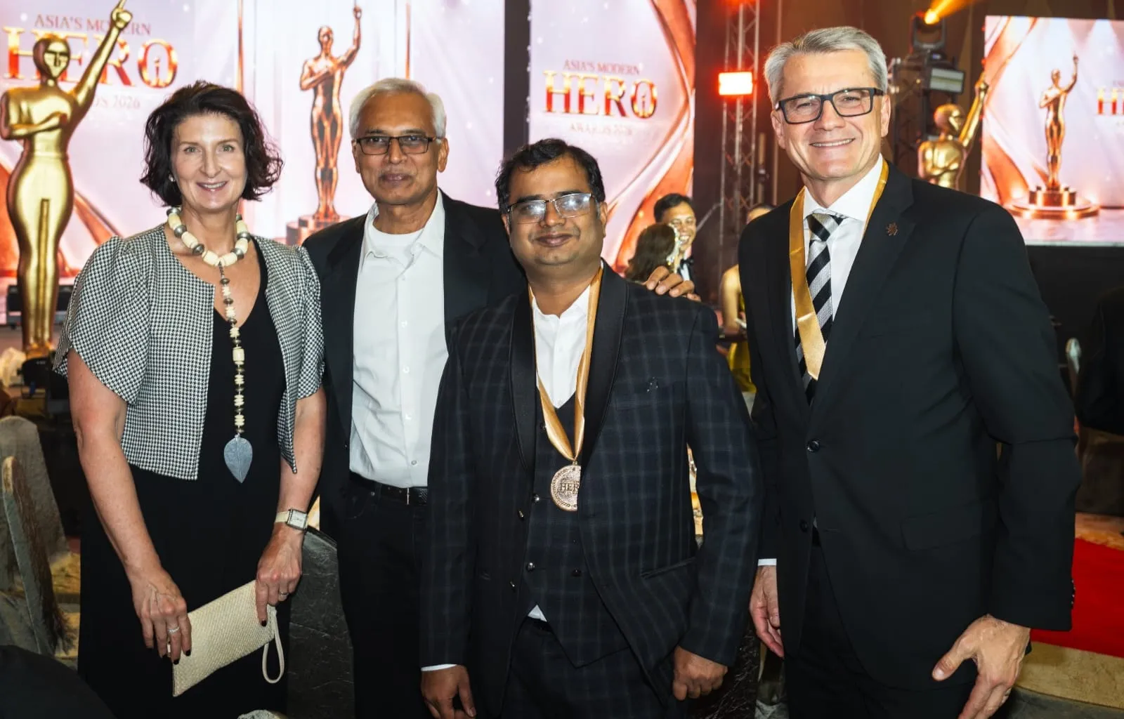 डॉ.पोतदार का सम्मान आधुनिक न्यूरोसर्जिकल तकनीक में योगदान की सराहना है