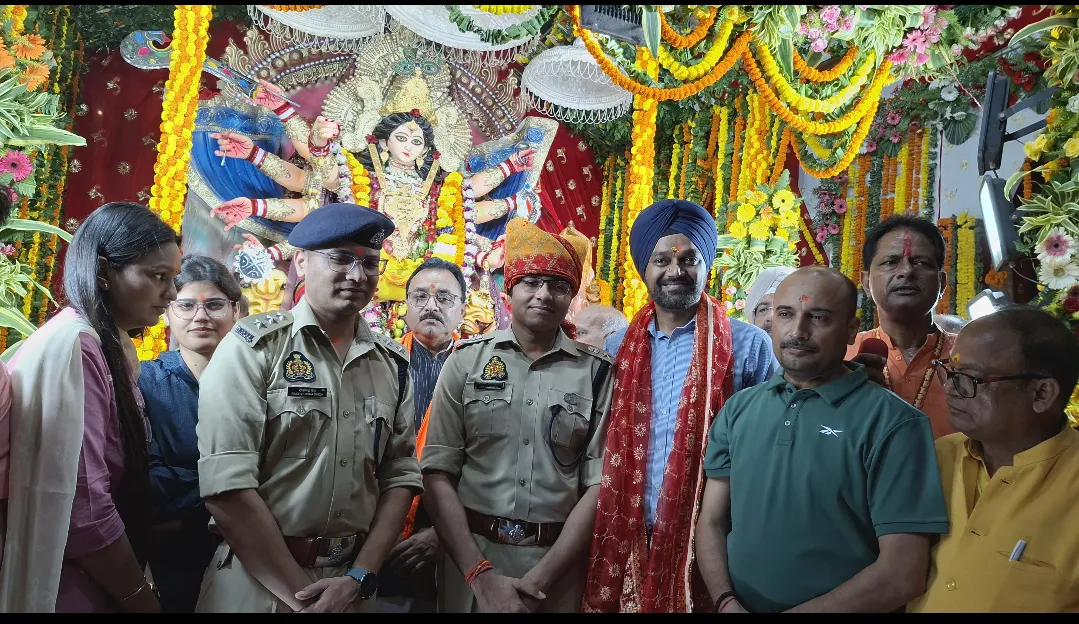 District Magistrate /Superintendent of Police  महोदय ने विधि-विधान से पूजन-अर्चन कर बड़ी दुर्गा माता की विसर्जन शोभायात्रा का किया शुभारंभ।